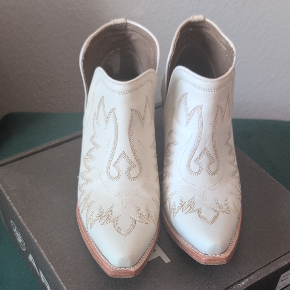 Ariat Cream Western Ankle Boots